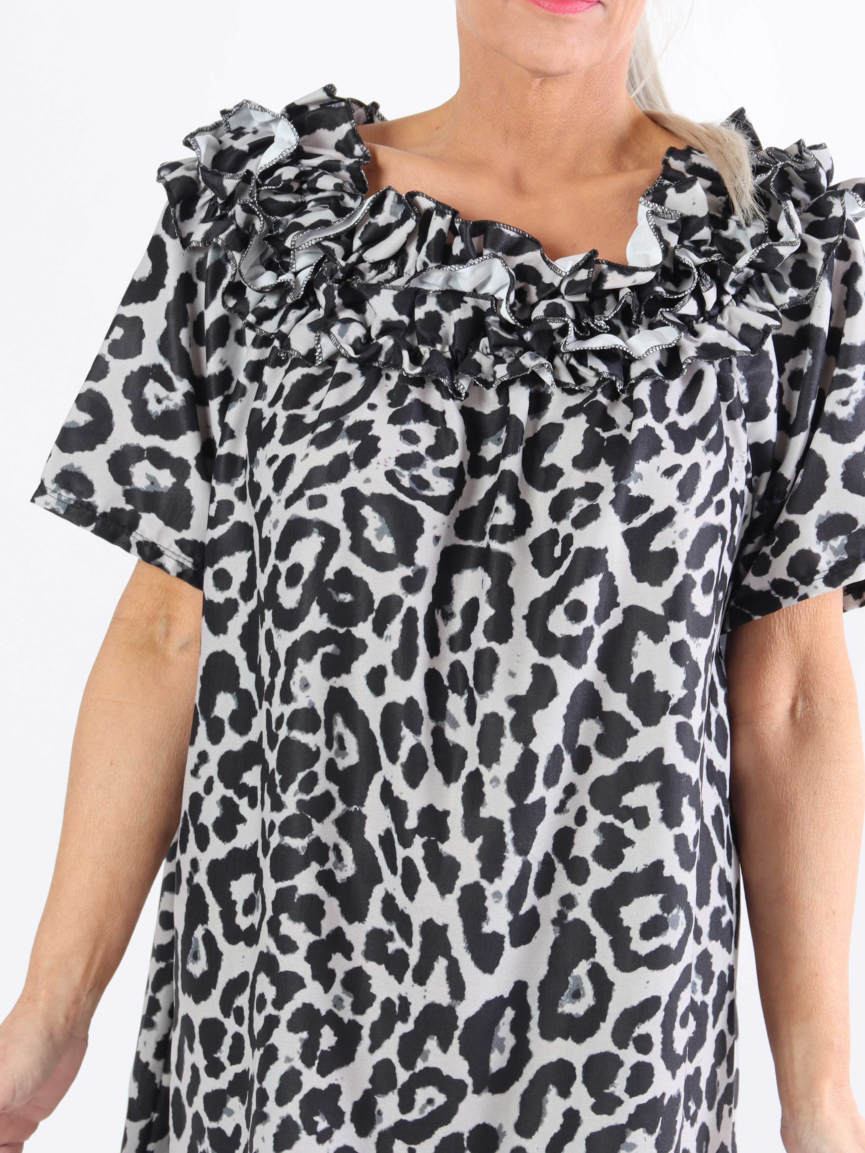 Chili Leo Sleeveless Dress - Leopardmönstrad klänning i stor storlek med volanger